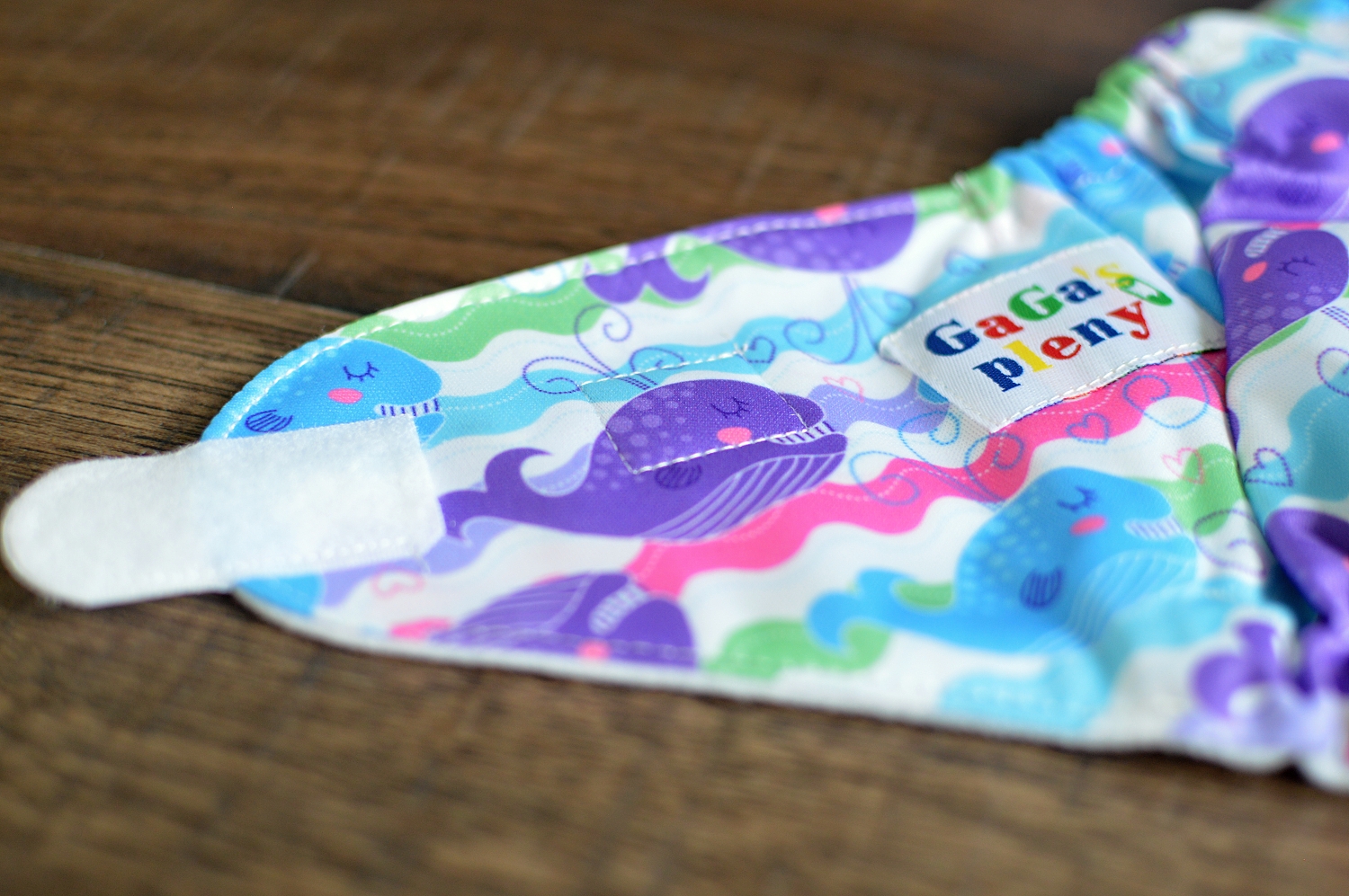 Látková plena AIO Barevná velryba na suchý zip