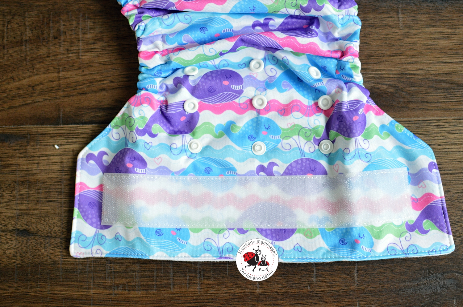 Látková plena AIO Barevná velryba na suchý zip