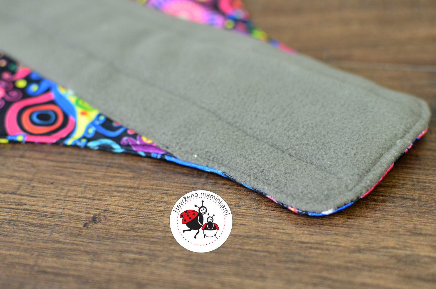 Noční menstruační vložka Páv uhlík