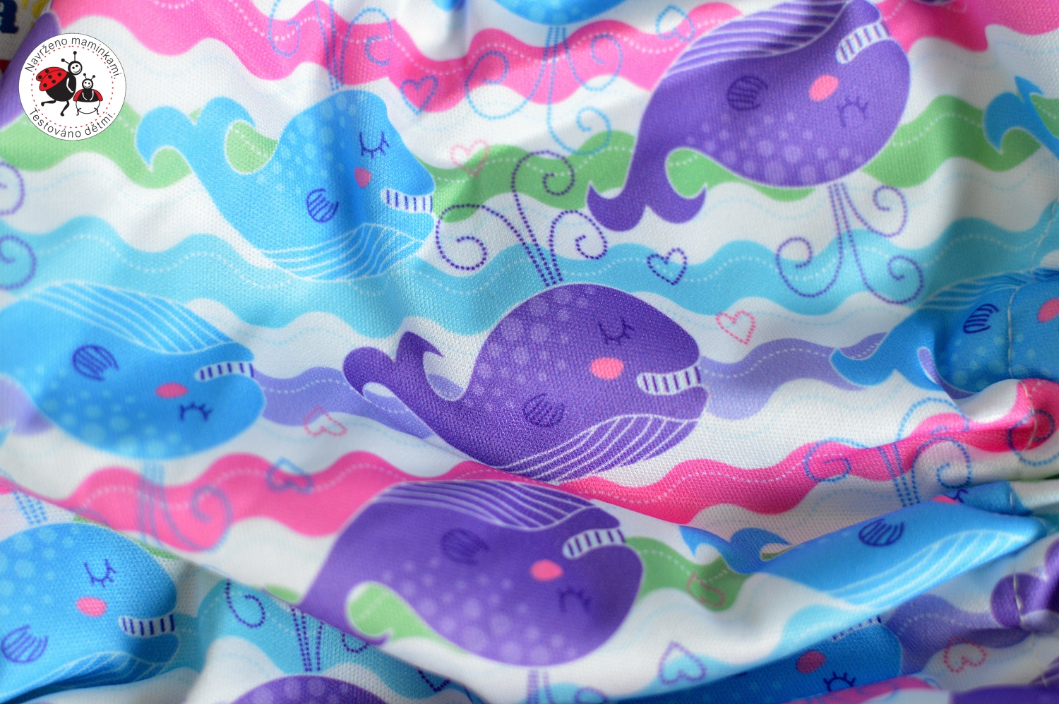 Látková plena AIO Barevná velryba na suchý zip